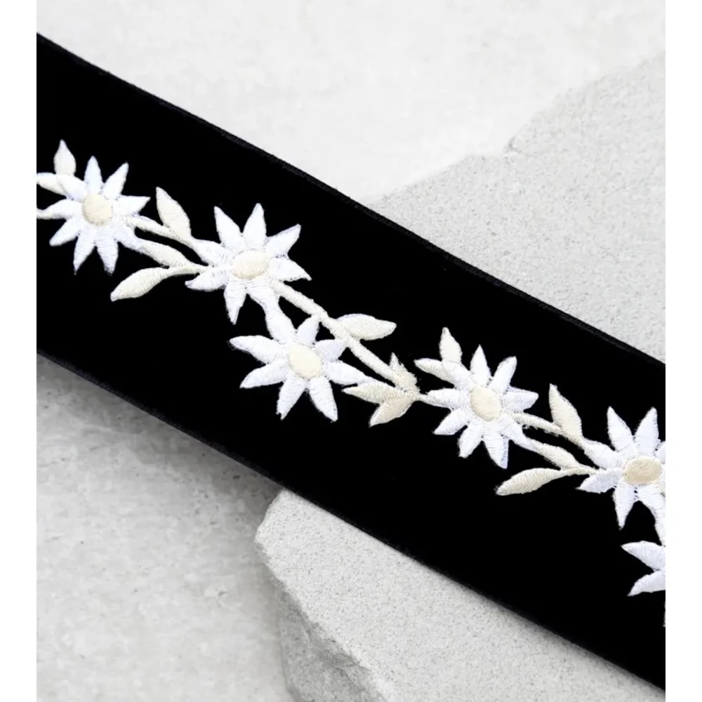 VANESSA MOONEY // lizy black velvet daisy floral embroidered choker